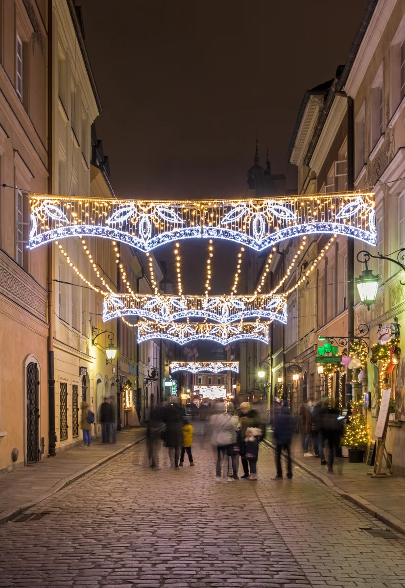 Luminarie natalizie nella via Piwna del centro storico di Varsavia