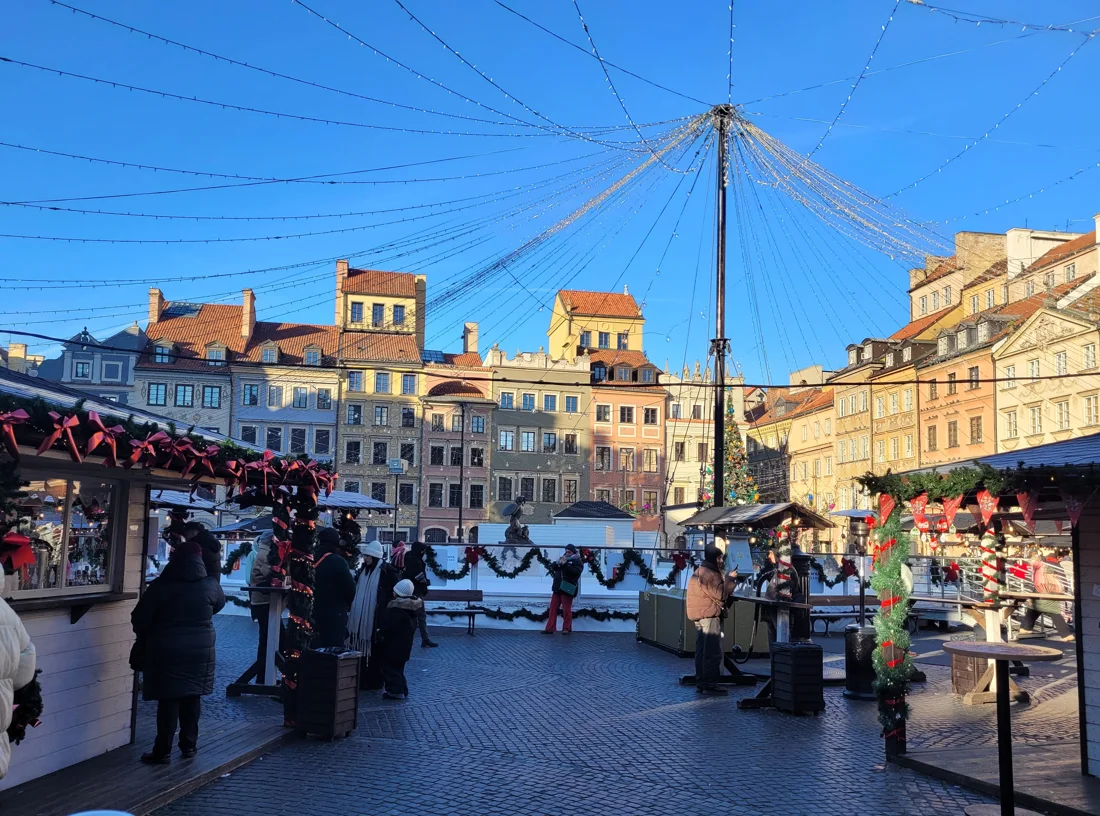 Bancarelle e decorazioni natalizie nella Piazza del Mercato di Varsavia