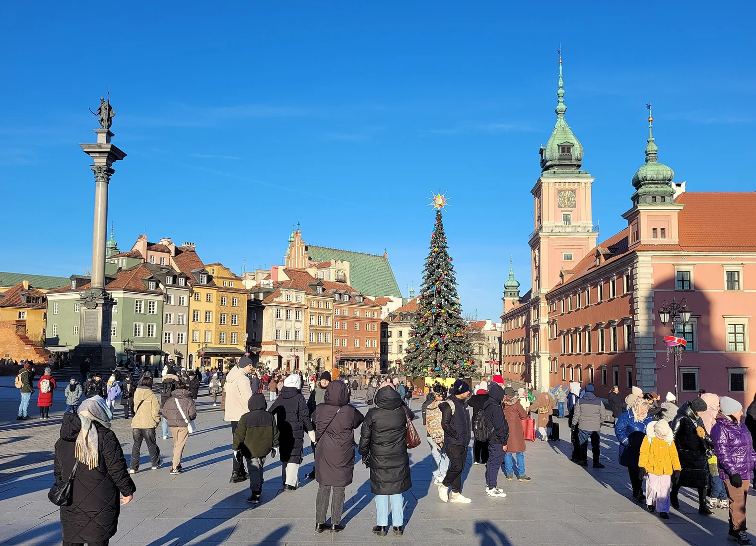 Piazza del Castello di Varsavia con decorazioni e albero di Natale