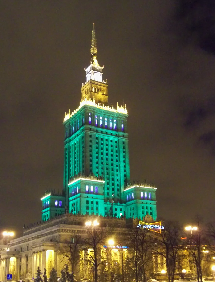 Palazzo della Cultura e della Scienza di Varsavia illuminato con colori natalizi