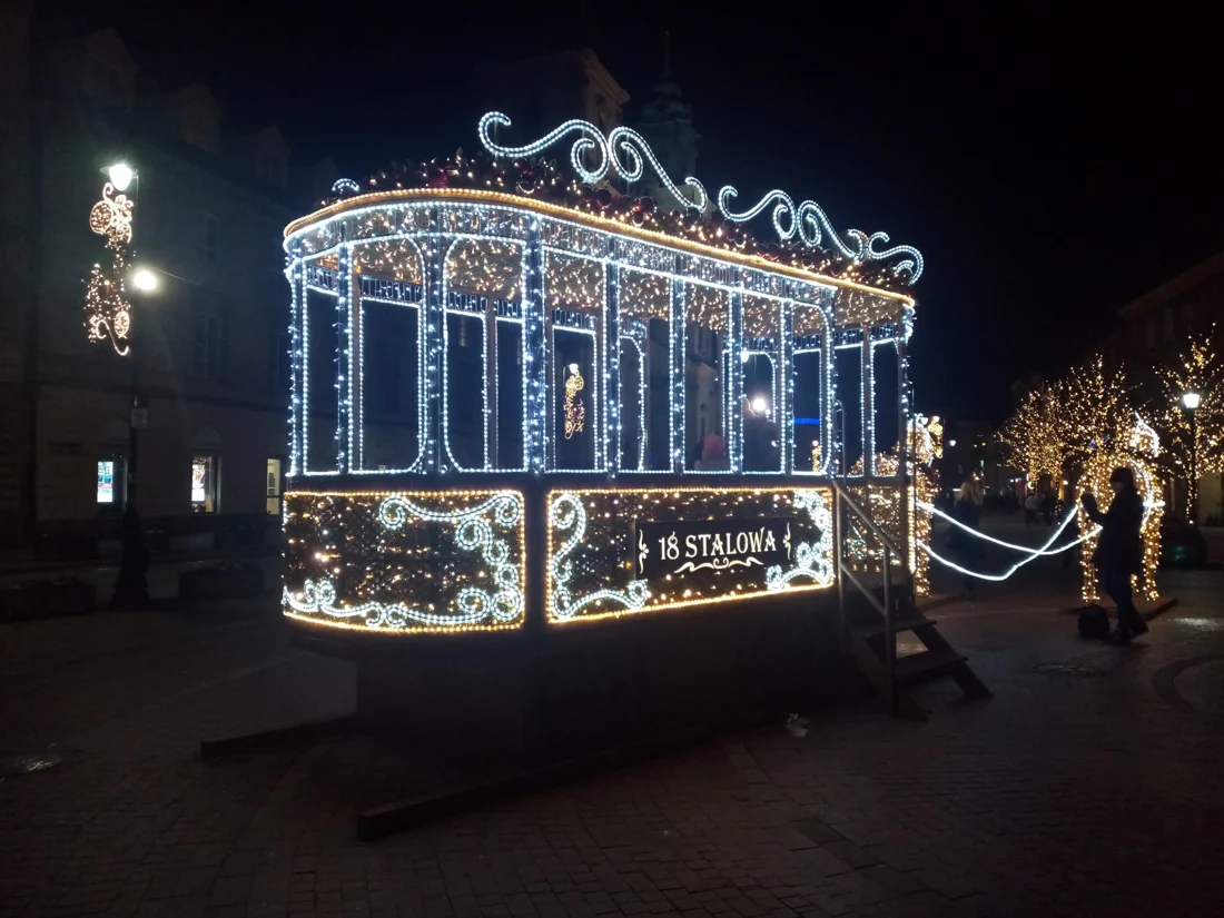 Decorazione natalizia luminosa su Krakowskie Przedmieście a Varsavia