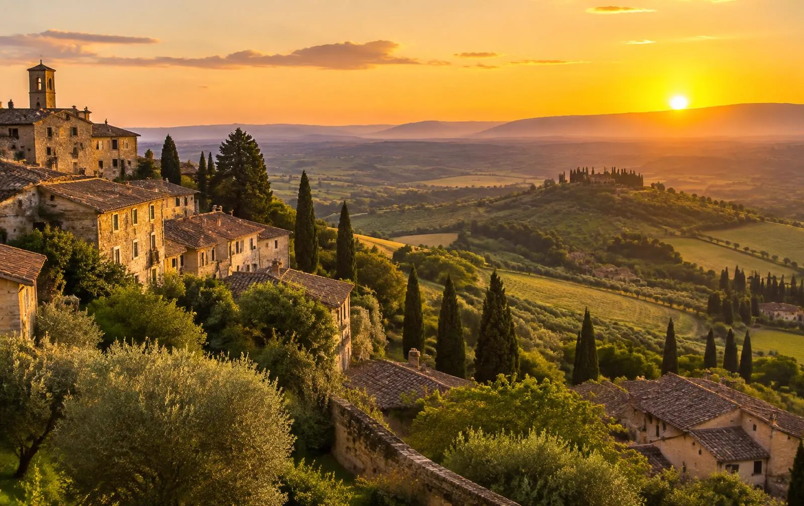 Village italien sur les collines au coucher du soleil